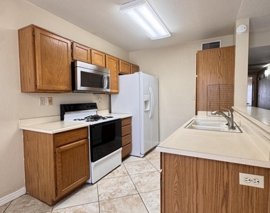 2910 W Marconi Avenue - Photo Thumbnail 4