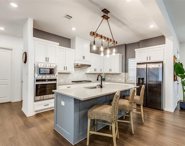 8220 Bethpage Drive - Photo Thumbnail 9