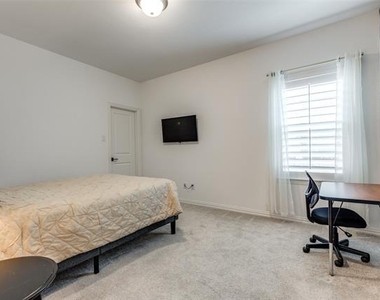 8220 Bethpage Drive - Photo Thumbnail 17