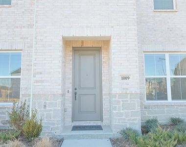 1009 Rockrose Drive - Photo Thumbnail 6