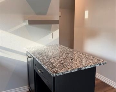 106 W Hull Street - Photo Thumbnail 2