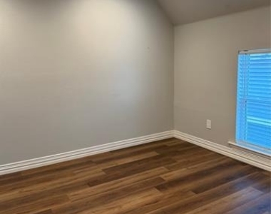 106 W Hull Street - Photo Thumbnail 4
