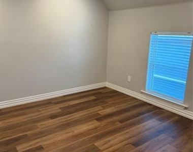 106 W Hull Street - Photo Thumbnail 6