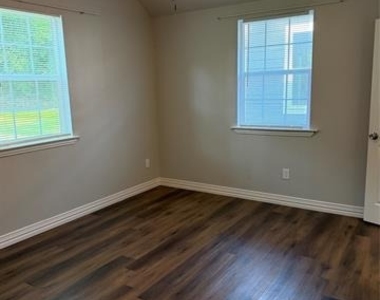 106 W Hull Street - Photo Thumbnail 5
