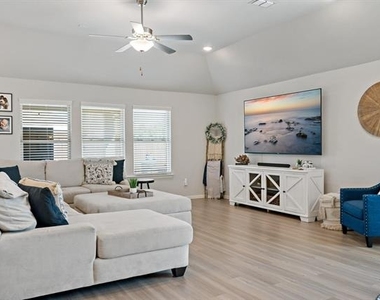 1517 Sweetwater Way - Photo Thumbnail 6