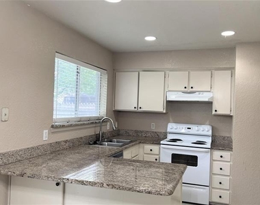 2310 Dartmouth Drive - Photo Thumbnail 2