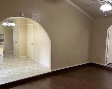 2310 Dartmouth Drive - Photo Thumbnail 12