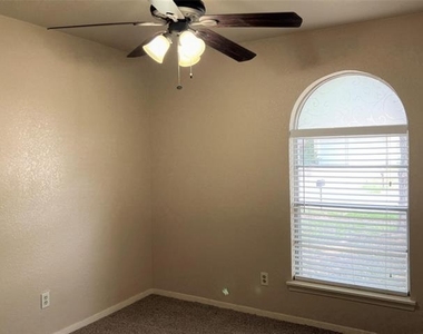 2310 Dartmouth Drive - Photo Thumbnail 7