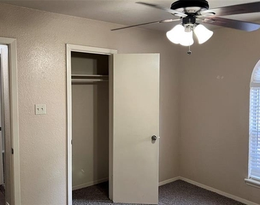 2310 Dartmouth Drive - Photo Thumbnail 8