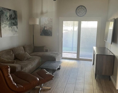 4930 N 42nd Way - Photo Thumbnail 3