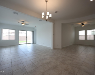7683 W Smoketree Drive - Photo Thumbnail 4