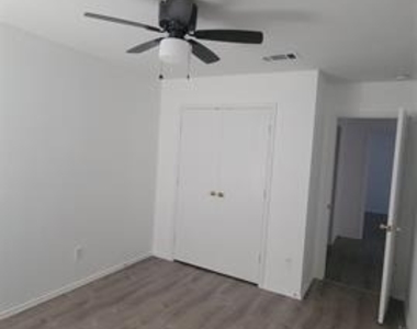 3115 Creek Hollow Drive - Photo Thumbnail 7