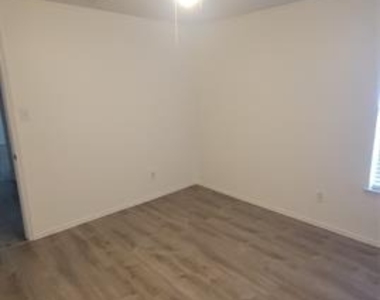 3115 Creek Hollow Drive - Photo Thumbnail 6