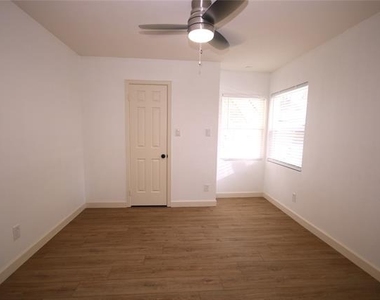 2916 Harbinger Lane - Photo Thumbnail 6