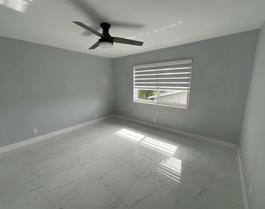 649 W Oakland Park Boulevard W - Photo Thumbnail 4