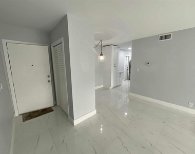 649 W Oakland Park Boulevard W - Photo Thumbnail 3