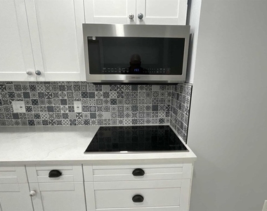 649 W Oakland Park Boulevard W - Photo Thumbnail 2