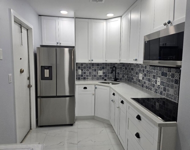 649 W Oakland Park Boulevard W - Photo Thumbnail 7