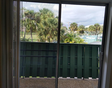 8903 Nw 28th Drive - Photo Thumbnail 6
