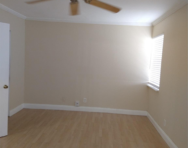 8903 Nw 28th Drive - Photo Thumbnail 14