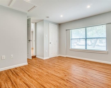 3733 Park Lane - Photo Thumbnail 5