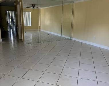 9741 Nw 37th Street - Photo Thumbnail 2