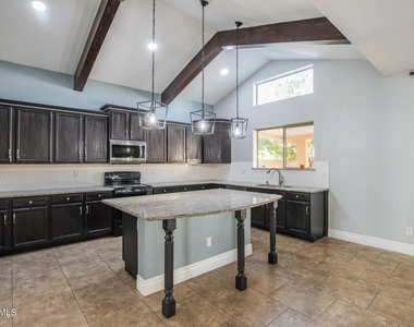 8406 W Pioneer Street - Photo Thumbnail 11