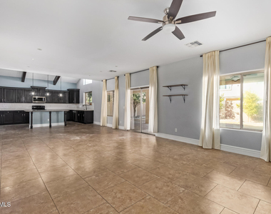 8406 W Pioneer Street - Photo Thumbnail 10