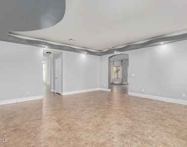 8406 W Pioneer Street - Photo Thumbnail 15