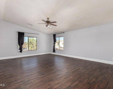 8406 W Pioneer Street - Photo Thumbnail 20