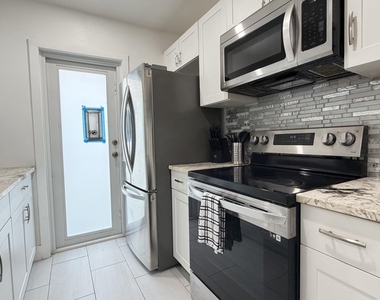1004 Ne 18th Street - Photo Thumbnail 17