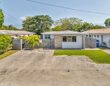 1004 Ne 18th Street - Photo Thumbnail 1