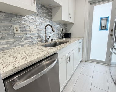 1004 Ne 18th Street - Photo Thumbnail 13