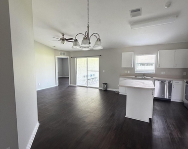 581 Nw Goldcoast Avenue - Photo Thumbnail 5