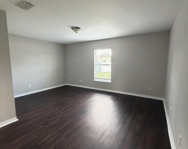 581 Nw Goldcoast Avenue - Photo Thumbnail 8