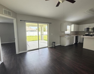 581 Nw Goldcoast Avenue - Photo Thumbnail 1