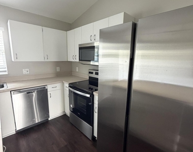 581 Nw Goldcoast Avenue - Photo Thumbnail 7