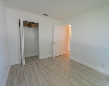 5332 Nw 29th Court - Photo Thumbnail 15