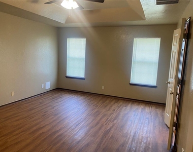 1026 Dustin Drive - Photo Thumbnail 6
