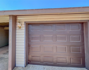 12021 Hawthorne Lane - Photo Thumbnail 6
