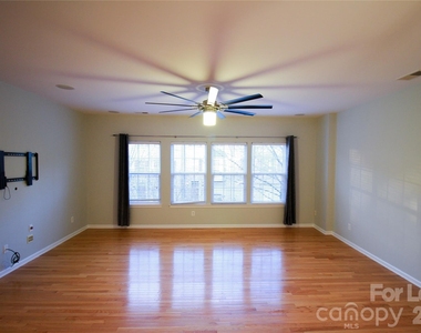264 W Bland Street - Photo Thumbnail 4