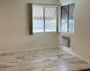 4533 Colbath Avenue - Photo Thumbnail 9