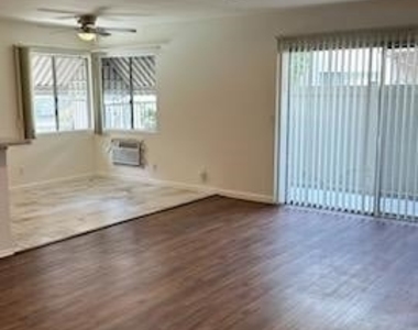 4533 Colbath Avenue - Photo Thumbnail 10