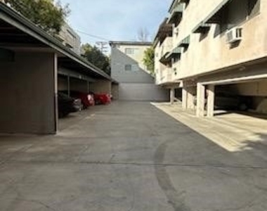 4533 Colbath Avenue - Photo Thumbnail 3