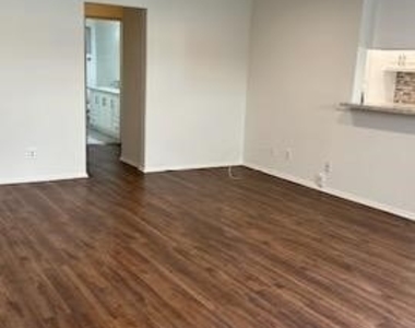 4533 Colbath Avenue - Photo Thumbnail 12