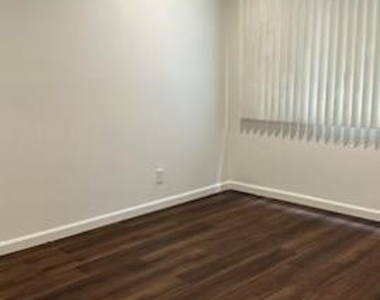 4533 Colbath Avenue - Photo Thumbnail 13