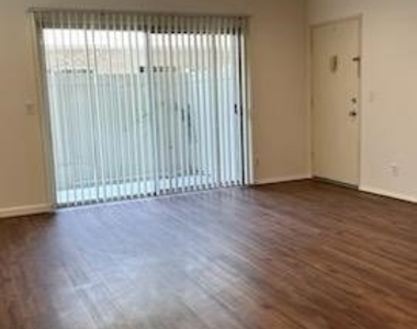 4533 Colbath Avenue - Photo Thumbnail 11