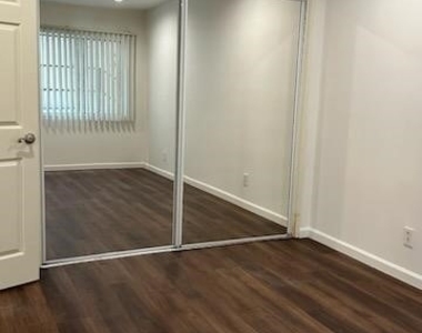 4533 Colbath Avenue - Photo Thumbnail 14