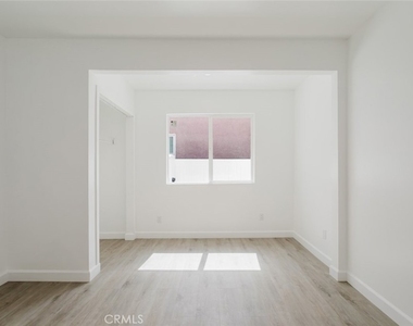 18310 Gresham Street - Photo Thumbnail 14