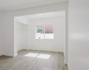 18310 Gresham Street - Photo Thumbnail 15